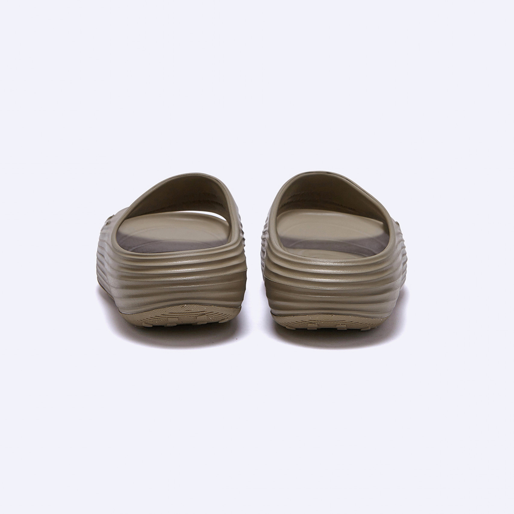 리액트X 리주버네이트 슬라이드 카키 남성 / HV4479-200