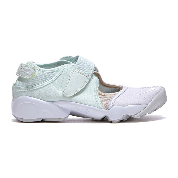 プロフ必読でお願いします✼̥୭ エアリフト25センチ　キナリカラー　ベージュ NIKE ナイキ エアリフト シューズ レディース 細か ホワイト