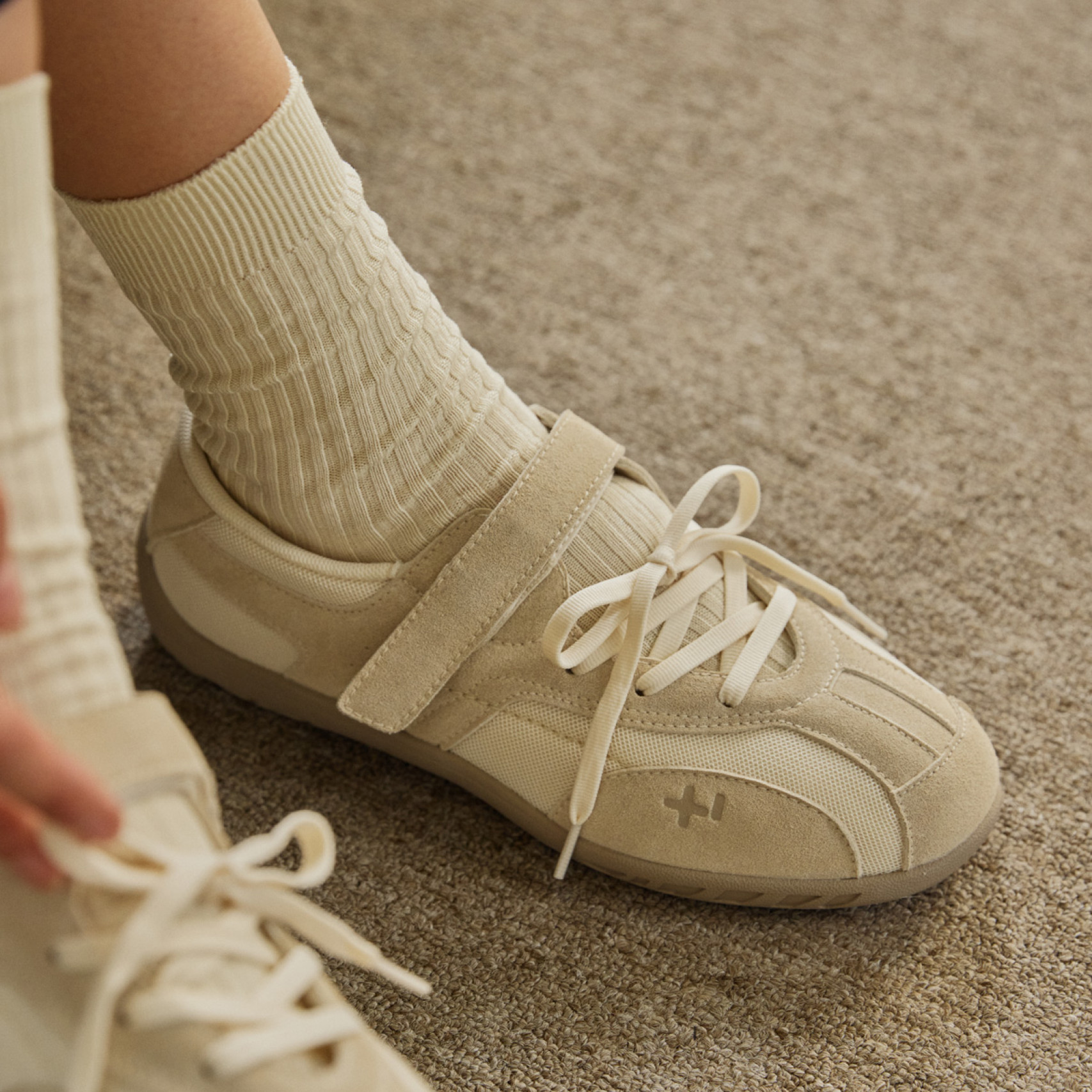 로마리 스웨이드 레이스업 스니커즈 아이보리 / FLOTFA3W42