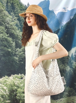 래빗 숄더백 블랙 플라워