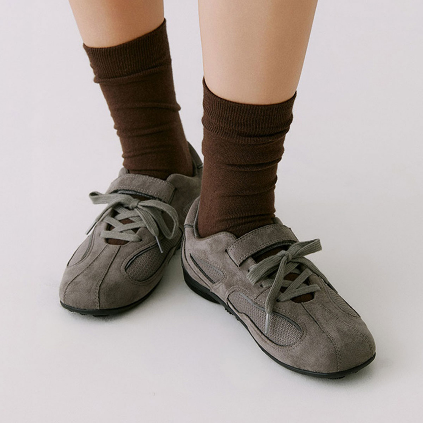 벨크로 플랫 스니커즈 차콜 여성 / HPWPDFBT0260